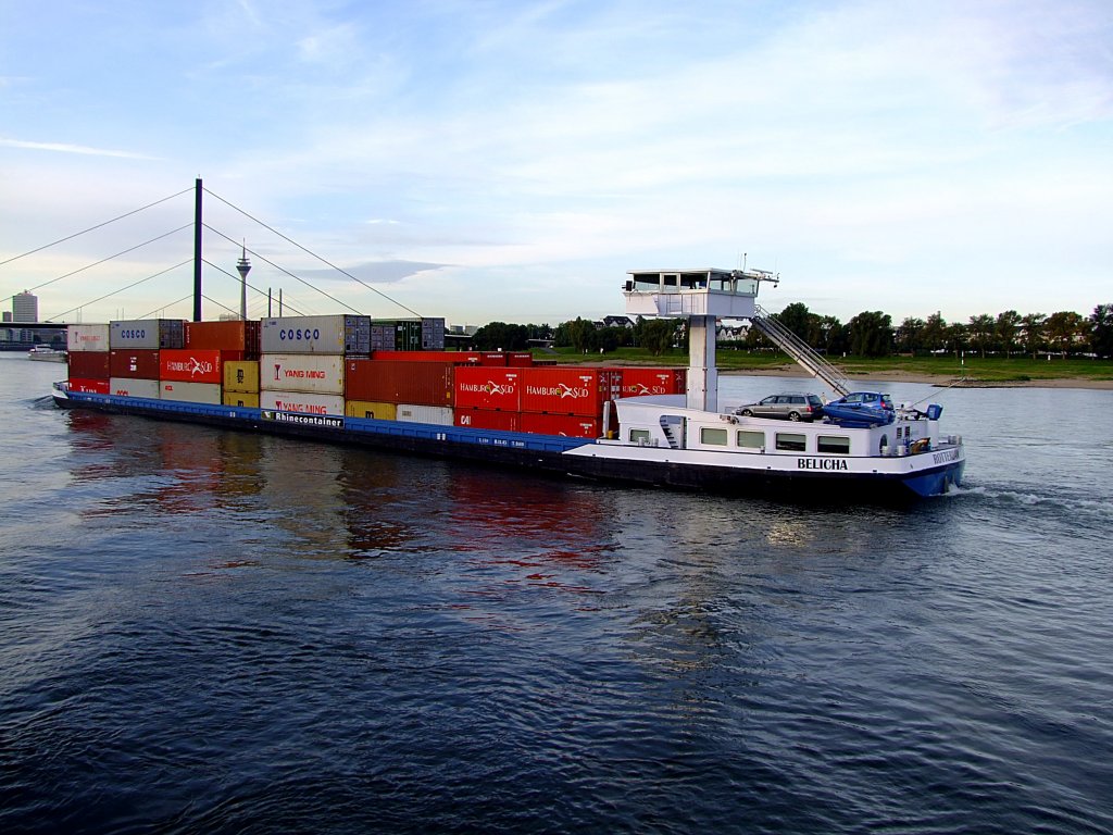 BELICHA(06004032; L=110; B=11mtr.; 2600t; Bj.2004)darf max.208TEU laden, und qult sich Frhmorgens bei Dsseldorf Rheinaufwrts; 110906