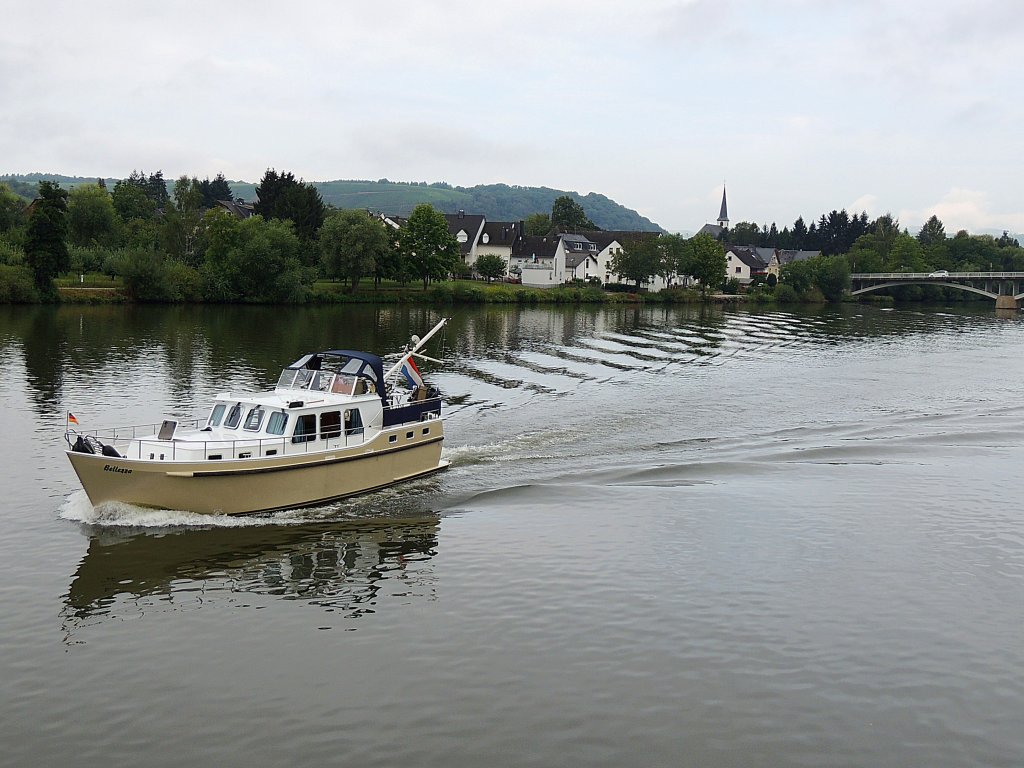 Bellezza befindet sich auf der Mosel,  bei Detzem; 120824