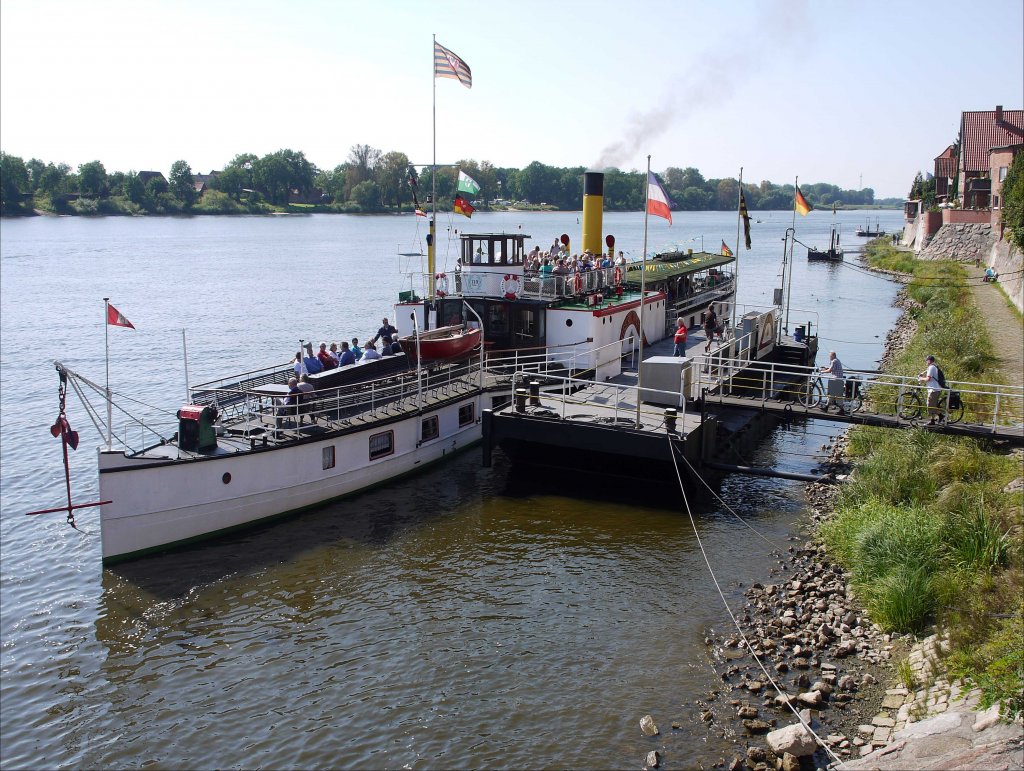 Bereit zu seiner nchsten Fahrt nach Bleckede liegt der Raddampfer KAISER WILHELM am Anleger in Lauenburg. Bis zum Ablegen wird das Schiff heute rappelvoll mit Passagieren; 09.09.2012