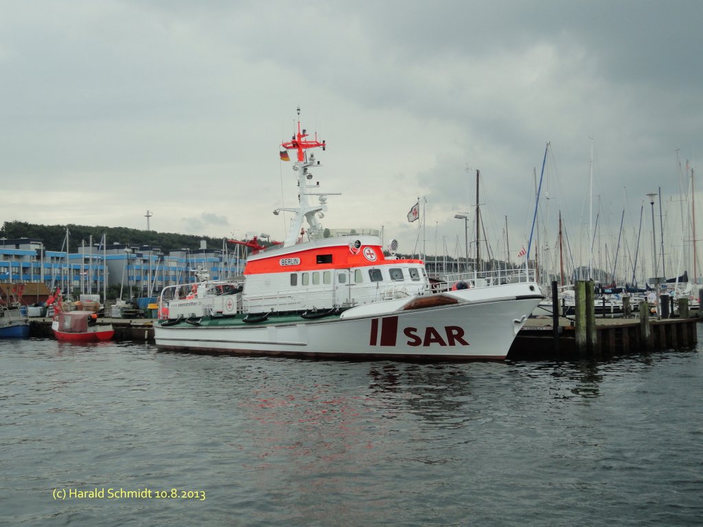 BERLIN am 10.8.2013 am Liegeplatz in Laboe /
Seenotkreuzer der 27 m-Klasse / La 27,5 m, B 6,53 m, Tg 2,1 m / 1985 bei Lrssen / Station Laboe / 1 Mittelmaschine MTU 12V396 TB 93, 1200 kW (1632 PS), 2 Seitenmaschinen, MWM TBD 234 V 12,  610 kW (830 PS), 3 Propeller, 26 kn /
STEPPKE / Tochterboot La 8,18 m, B 2,5 m, Tg 0,8 m / 1 Diesel 132 kW /
