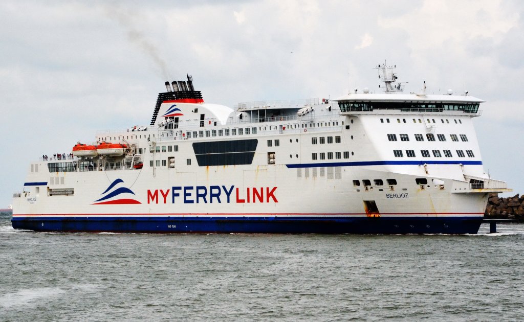 Berlioz, ein Fhrschiff von MY Ferry Link, Heimathafen Calais, hier im Hafen von Calais am 23.05.2013. 700 PKW oder 120 LKW, 1.900 Passagiere , Lnge: 186 m, gebaut im Jahr 2005 auf der Werft Chantiers de l’Atlantique