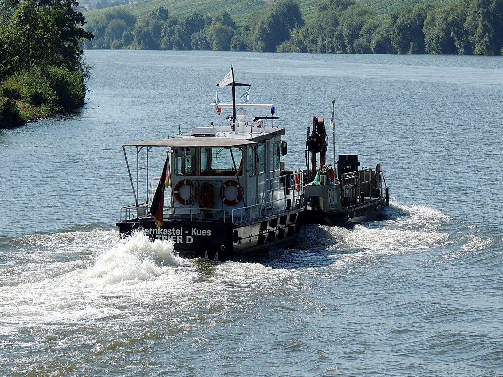 Bernkastel-Kues(05039780) der WSA-TRIER, ist bei Neumagen an der Mosel unterwegs; 120827