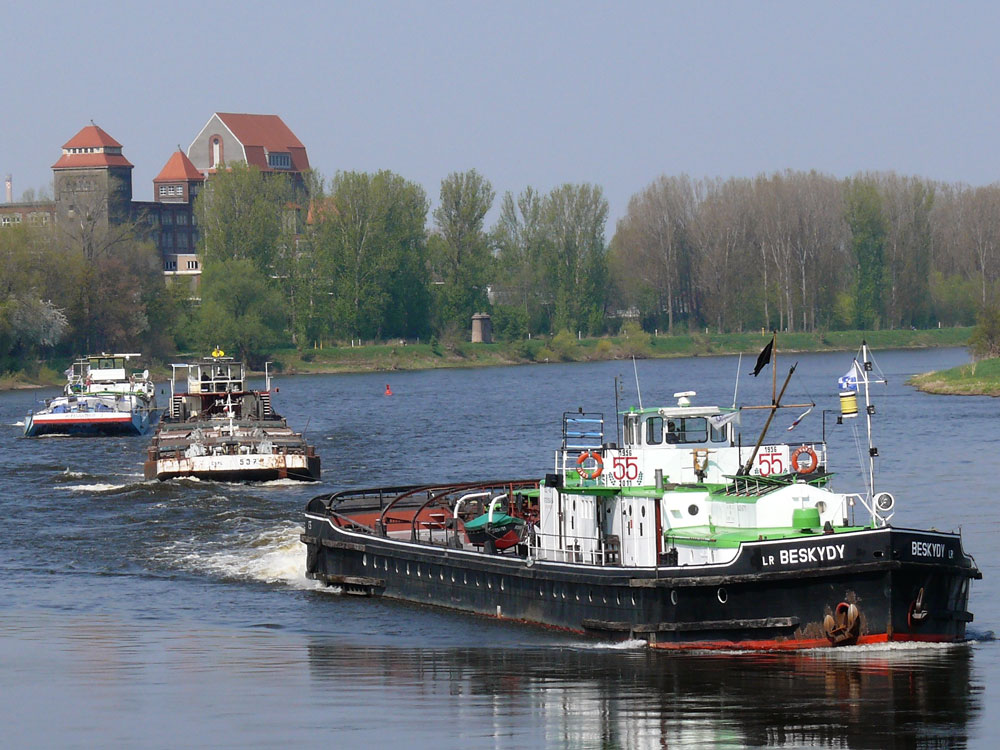 BESKYDY, Praha - der letzte Heckradschlepper hat ordentlich was zu schleppen: Schubschiff TR 24 mit 3 SL (CSPL 537 + 535 + 527) und das GMS ALLESANDRO mit SL ALESSANDRO 2; auf der Elbe zu Berg (Richtung Tschechien) - 1; 19.04.2011