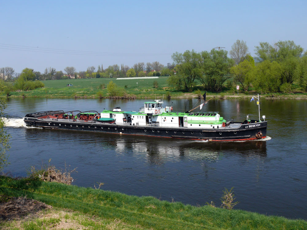 BESKYDY, Praha - der letzte Heckradschlepper hat ordentlich was zu schleppen: Schubschiff TR 24 mit 3 SL (CSPL 537 + 535 + 527) und das GMS ALLESANDRO mit SL ALESSANDRO 2; auf der Elbe zu Berg (Richtung Tschechien) - 2; 19.04.2011
