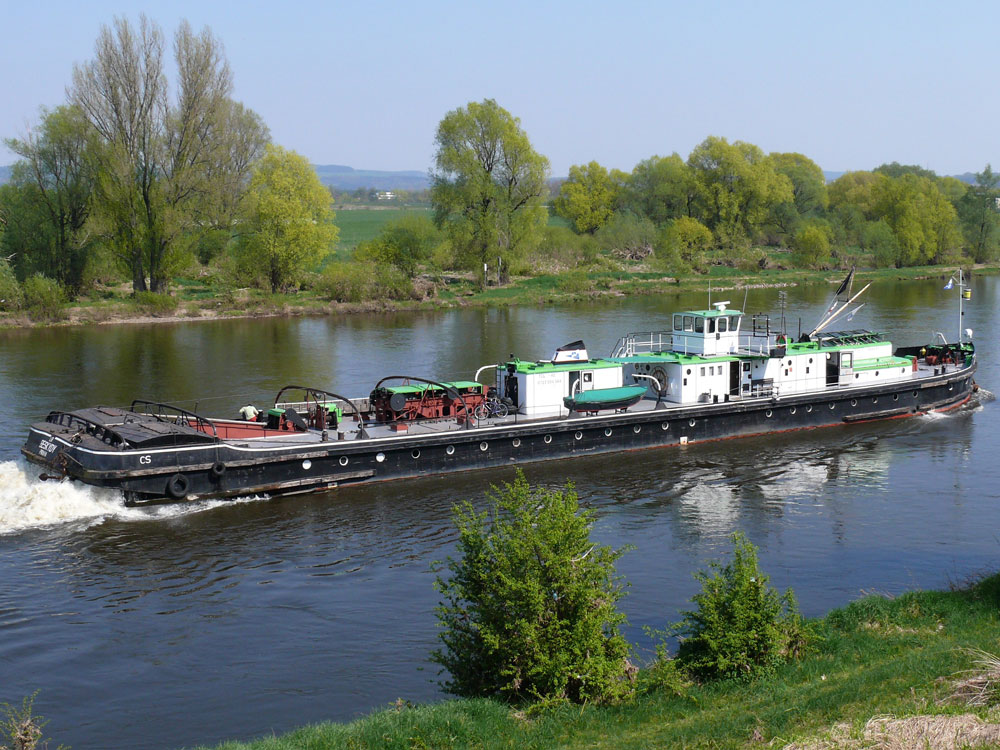 BESKYDY, Praha - der letzte Heckradschlepper hat ordentlich was zu schleppen: Schubschiff TR 24 mit 3 SL (CSPL 537 + 535 + 527) und das GMS ALLESANDRO mit SL ALESSANDRO 2; auf der Elbe zu Berg (Richtung Tschechien) - 3; 19.04.2011
