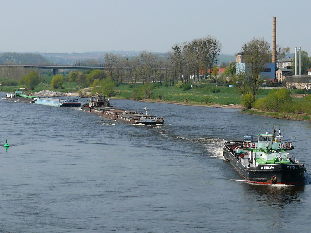 BESKYDY, Praha - der letzte Heckradschlepper hat ordentlich was zu schleppen: Schubschiff TR 24 mit 3 SL (CSPL 537 + 535 + 527) und das GMS ALLESANDRO mit SL ALESSANDRO 2; auf der Elbe zu Berg (Richtung Tschechien) - 4; 19.04.2011
