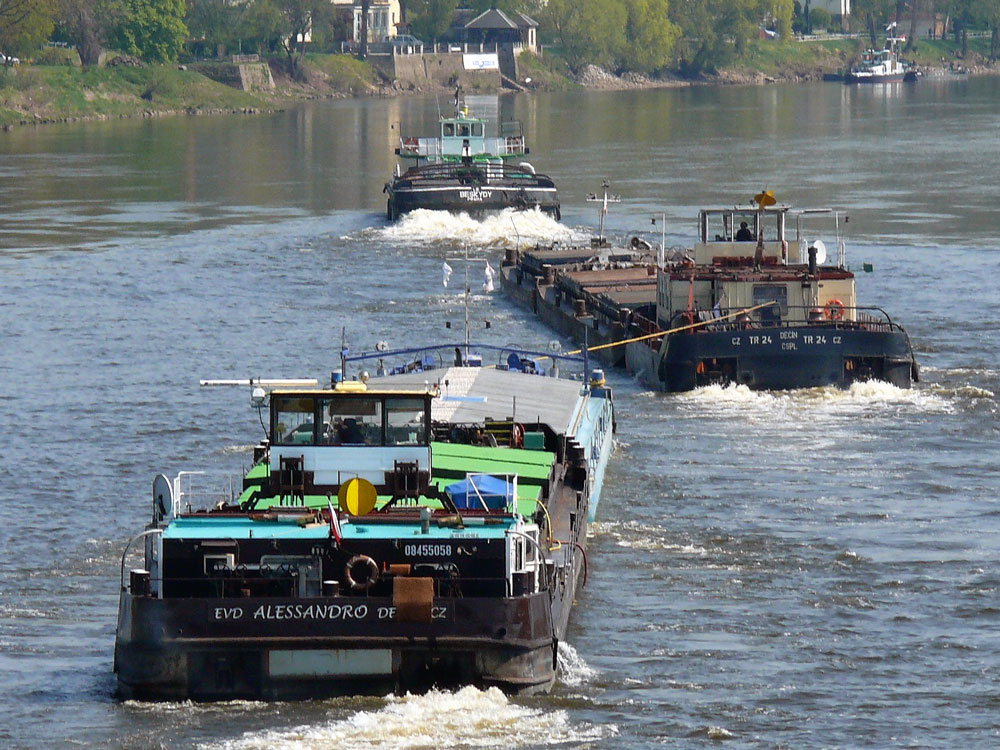 BESKYDY, Praha - der letzte Heckradschlepper hat ordentlich was zu schleppen: Schubschiff TR 24 mit 3 SL (CSPL 537 + 535 + 527) und das GMS ALLESANDRO mit SL ALESSANDRO 2; auf der Elbe zu Berg (Richtung Tschechien) - 6; 19.04.2011
