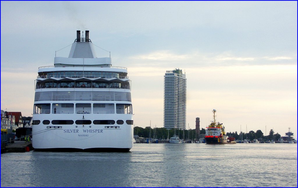 Bick von der Priwall-Fhre zur MS SILVER WHISPER IMO 9192179, die mit 186m Lnge und 24m Breite so eben an die Pier passt... Aufgenommen: 16.8.2012