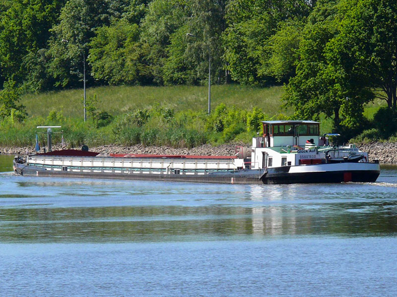 Binnenfrachtschiff GLCK AUF (05601530) auf dem unteren Schleusenkanal Geesthacht die Elbe abwrts Richtung Hamburg; 03.06.2010
