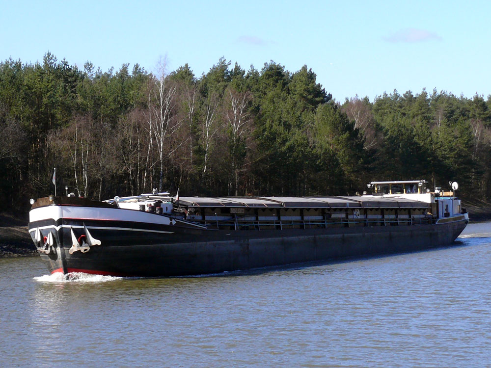 Binnenfrachtschiff HAVELSTERN, ein Gtermotorschiff von dem es bei schiffbilder.de noch kein Foto gibt, sah ich am 19.03.2011
auf dem Elbe-Seitenkanal in Richtung Mittellandkanal; ENI: 04013290, ex MS UTA, gebaut 1962 bei Heidelmann in Lauenburg/Elbe mit L=65m, B=7,20m , spter verlngert auf 70m.