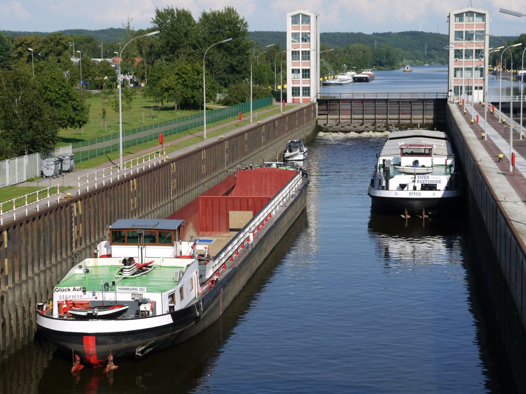 Binnenfrachtschiffe GMS VIVER, Buxtehude ENI: 04802570 (ex ANTHRAZIT, gebaut 1962 als ERNST GEORG, Schiffswerft Mainz Gustavsburg und  Glck Auf , Hamburg (05601630) die Elbe zu Berg in der Schleuse Geesthacht; 08.07.2011 
