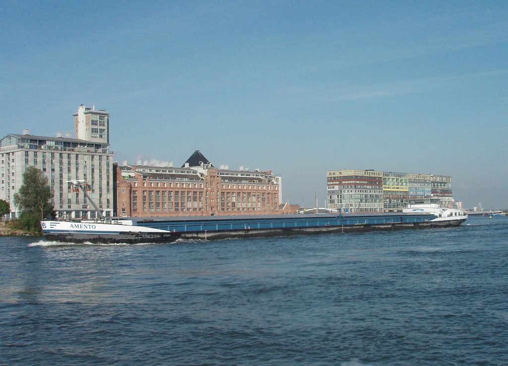 Binnenschiff Amento in Amsterdam am 18.9.2009. Lnge 109,80m, Tonnage: B2454t, Baujahr: 2001, Eigner: D.W. Verboom, Werkendam.