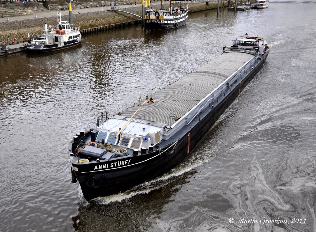 Binnenschiff  Anni Sthff  am 14.04.2011 auf der Weser in Bremen. L:67m / B:7,07m / Heimathafen Minden / GMS 04008960 / Flagge Deutschland