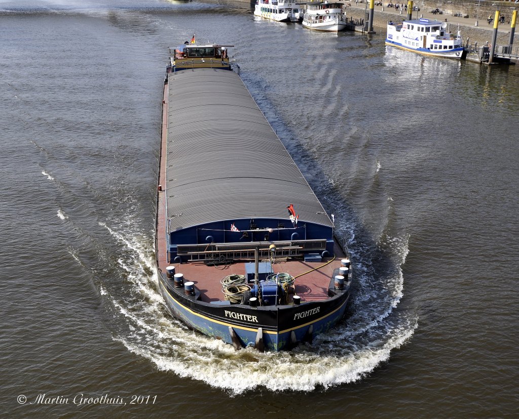 Binnenschiff  Fighter  aus Haren/Ems am 20.04.2011 auf der Weser in Bremen.L:67m / B:8,20m / Tg:2,60m / Tonnage 900t / 2x220 PS / Bj.:1929 / GMS 02001872