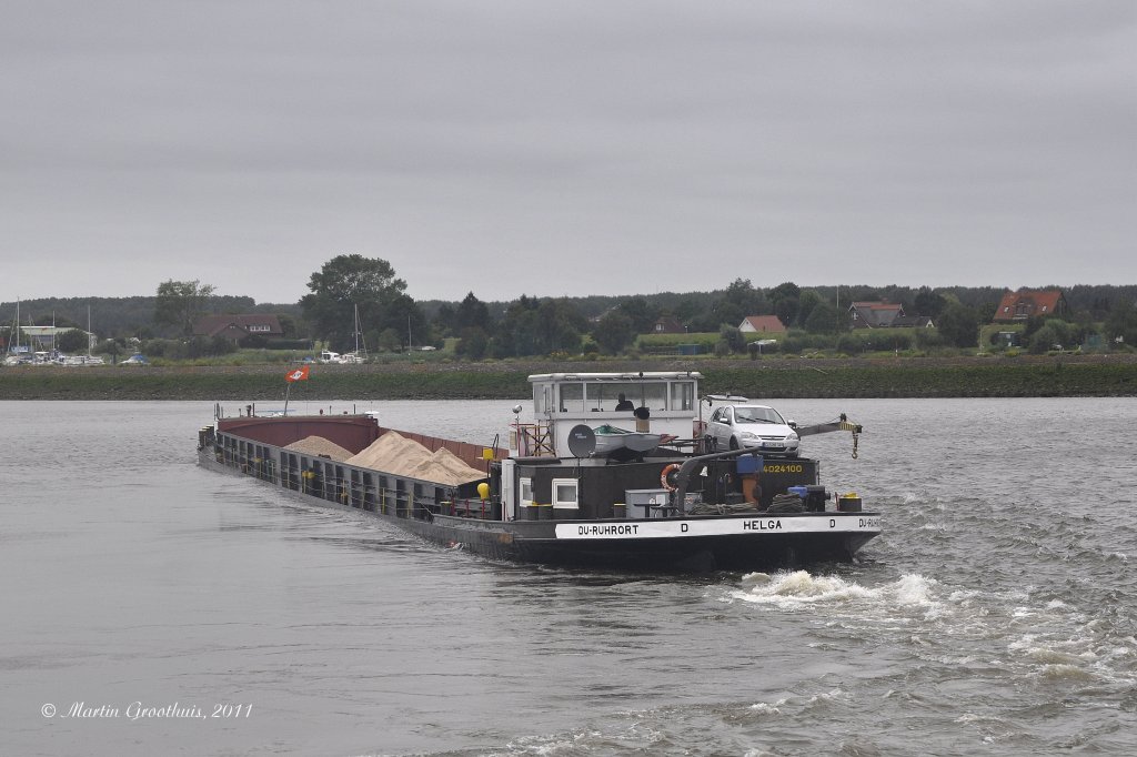 Binnenschiff  Helga  am 20.06.2011 auf der Weser vor der Hunte Schleuse. Ein Foto noch vor dem Unglck im August auf der Hunte. L: 84,80m / B: 9,17m Tonnage 1300t / Bj: 1970