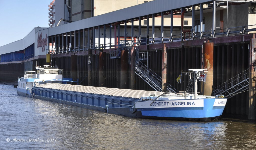 Binnenschiff  Leendert Angelina  am 1.05.2011 bei Kellogg`s in Bremen. L:86m / B:9,56m / Tg:2,55m / Bj:1939 / Heimathafen Duisburg / EU-Nr. 2322281 / Flagge Deutschland