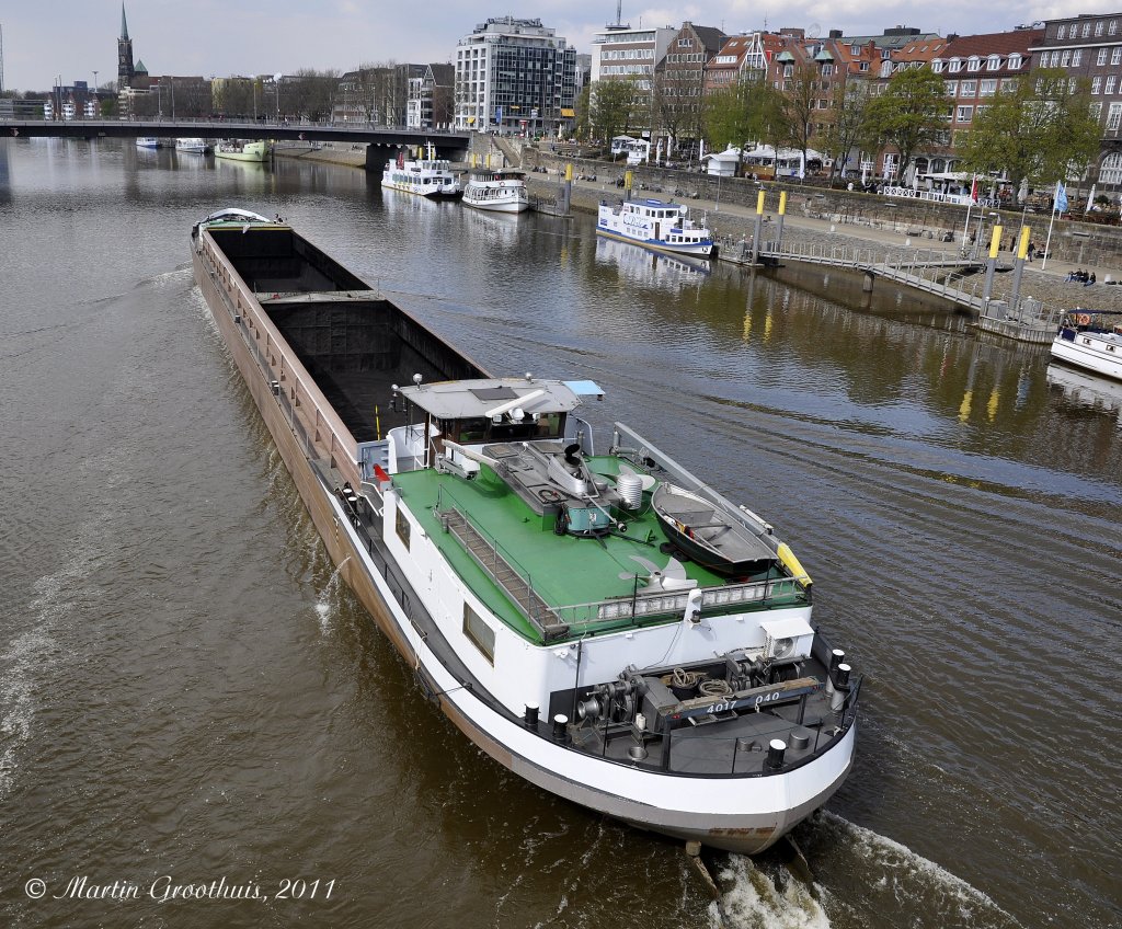 Binnenschiff  Magdalene  am 15.04.2011 auf der Weser auslaufend Bremen. Wer hat Daten?