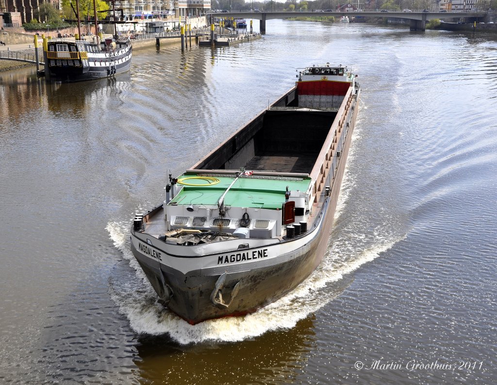 Binnenschiff  Magdalene  am 15.04.2011 um 14.30 Uhr auf der Weser auslaufend Bremen. Wer hat Daten von diesem Schiff?