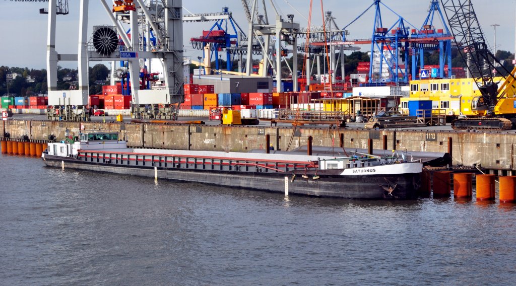 Binnenschiff  Saturnus  wird am 5.10 09 im Hamburger Hafen beladen. 