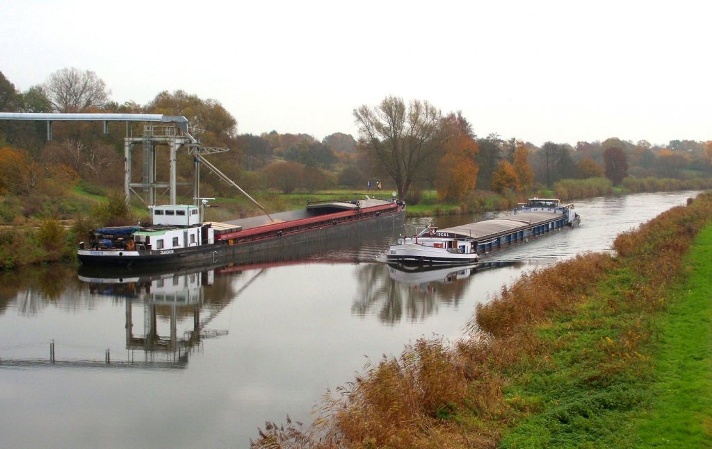 Binnenschiffsbegegnungen am Getreidesilo Kronsforde.
GMS IDEAL fhrt an der, mit Getreide beladenen, GMS Roger vorbei...
Aufgenommen: 31.10.2011