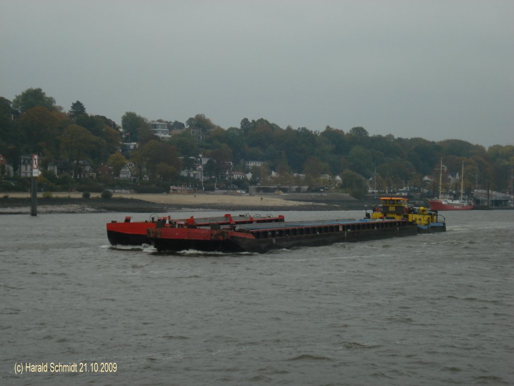 BIRK B. (ENI 05801510) im Schubverband mit 2 Bargen am 21.10.2009, Hamburg, Elbe vor velgnne /
(1992), Schub & Schlepp Reederei Ulf Golka in Berlin / ex SCH 2610 (1969), VEB Binnenreederei, Berlin / ex SCH 2610 (1990), Deutsche Binnenreederei in Berlin / 
 / Stromschubschiff Baureihe 26 / La 21,65 m, B 8,19 m, Tg 1,1 m / 2x 221 kW (300 PS) / 1969 bei VEB Yachtwerft Berlin-Kpenik /
