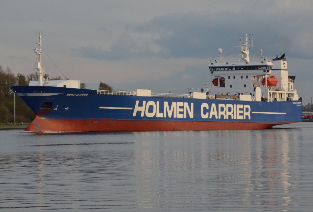 Birka Shipper von Holmen Carrier mit Heimathafen Mariehamn ein Frachtschiff. Kommt von Lbeck und passiert den Hafen Travemnde auslaufend. Beobachtet am 27.04.2013.