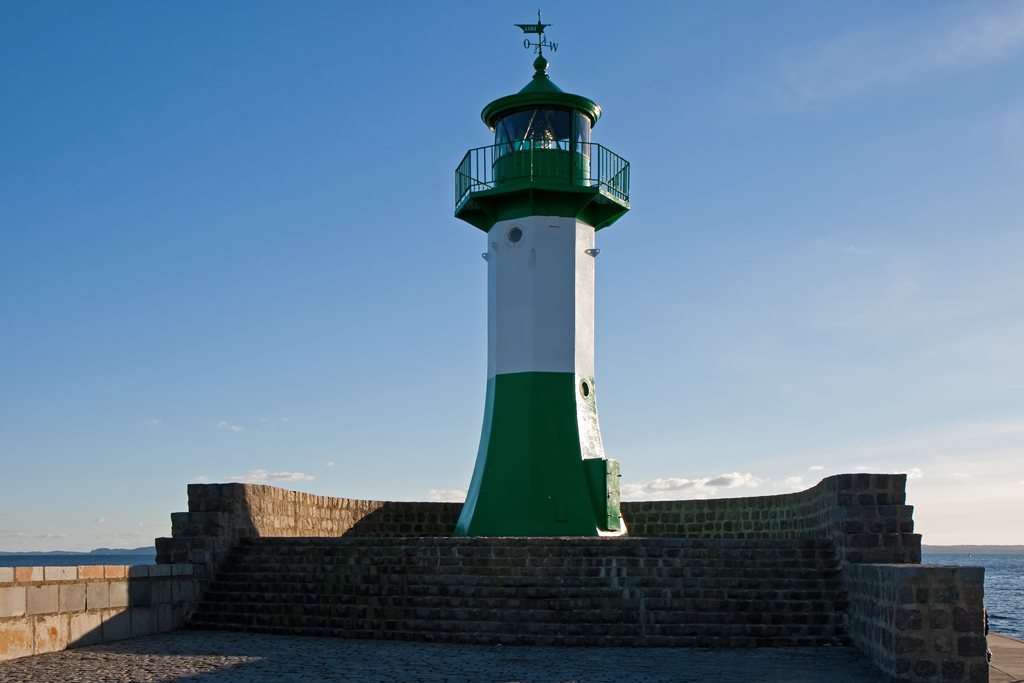 Bis zum Molenkopf in Sassnitz sind es 1,4 km der Mole entlang, dort steht der 15 Meter hohen Leuchtturm Sassnitz  - 26.10.2010