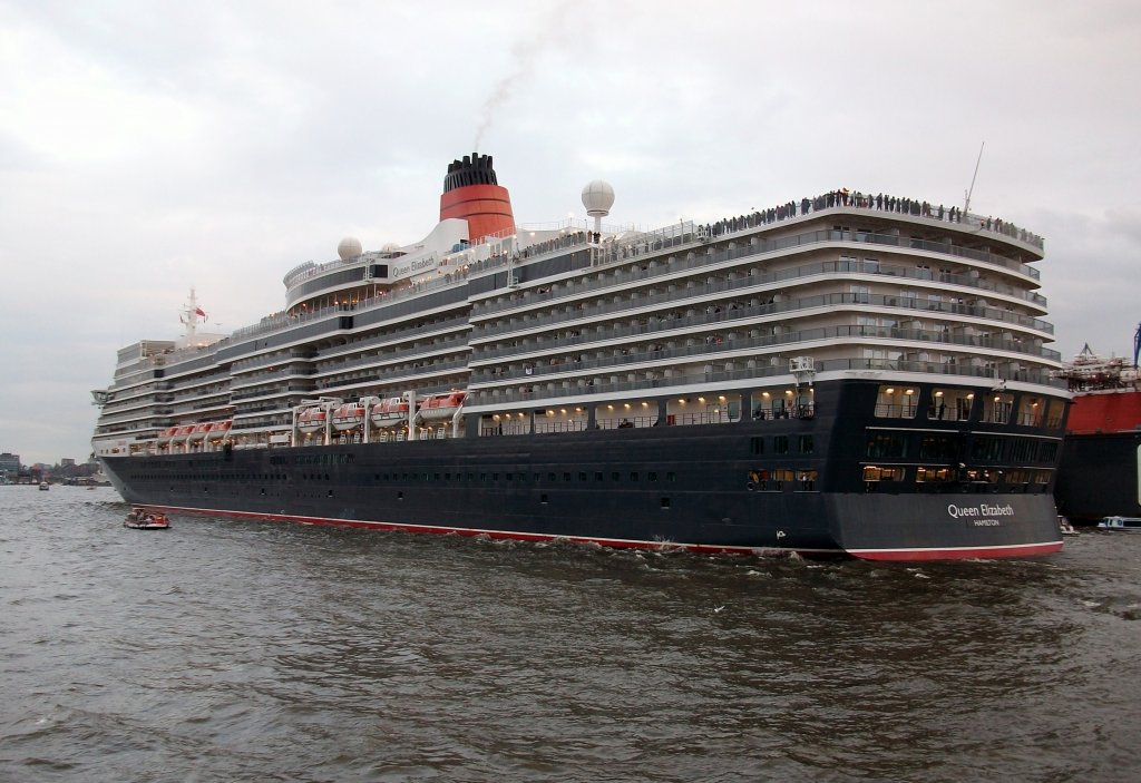 Blick von achtern auf die QUEEN ELIZABETH am 15.07.12 in Hamburg