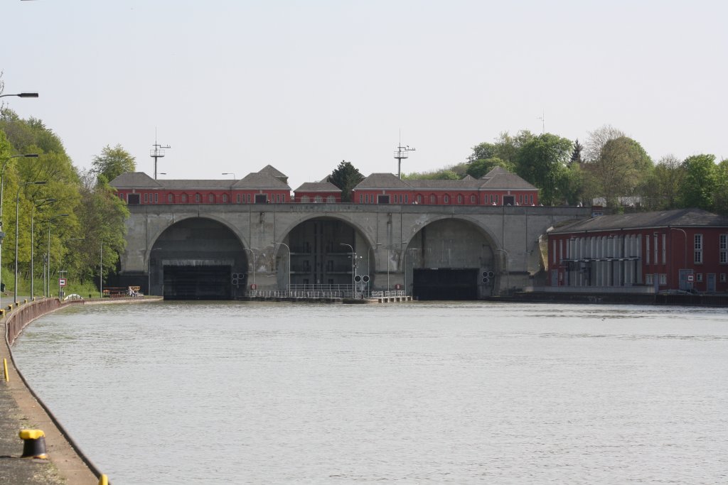 Blick auf dem die Schleusentore der Hintenburg Schleuse am 24.04.2011 in Hannover Andertem.