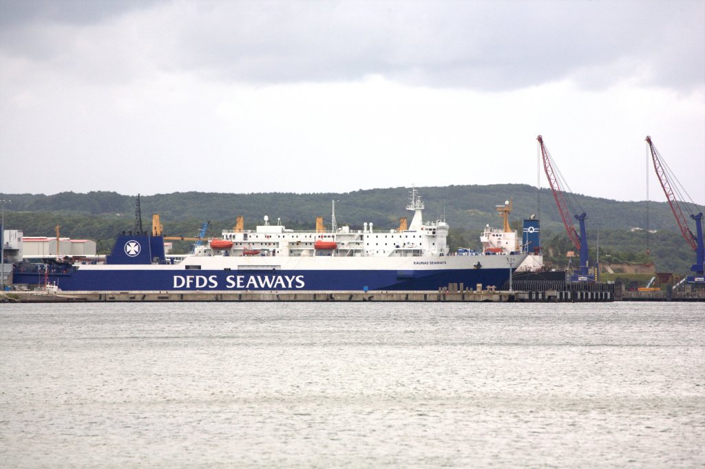 Blick auf den Hafen Sassnitz vom Strand in Neu Mukrahn. 30.06.2013  14:22 Uhr