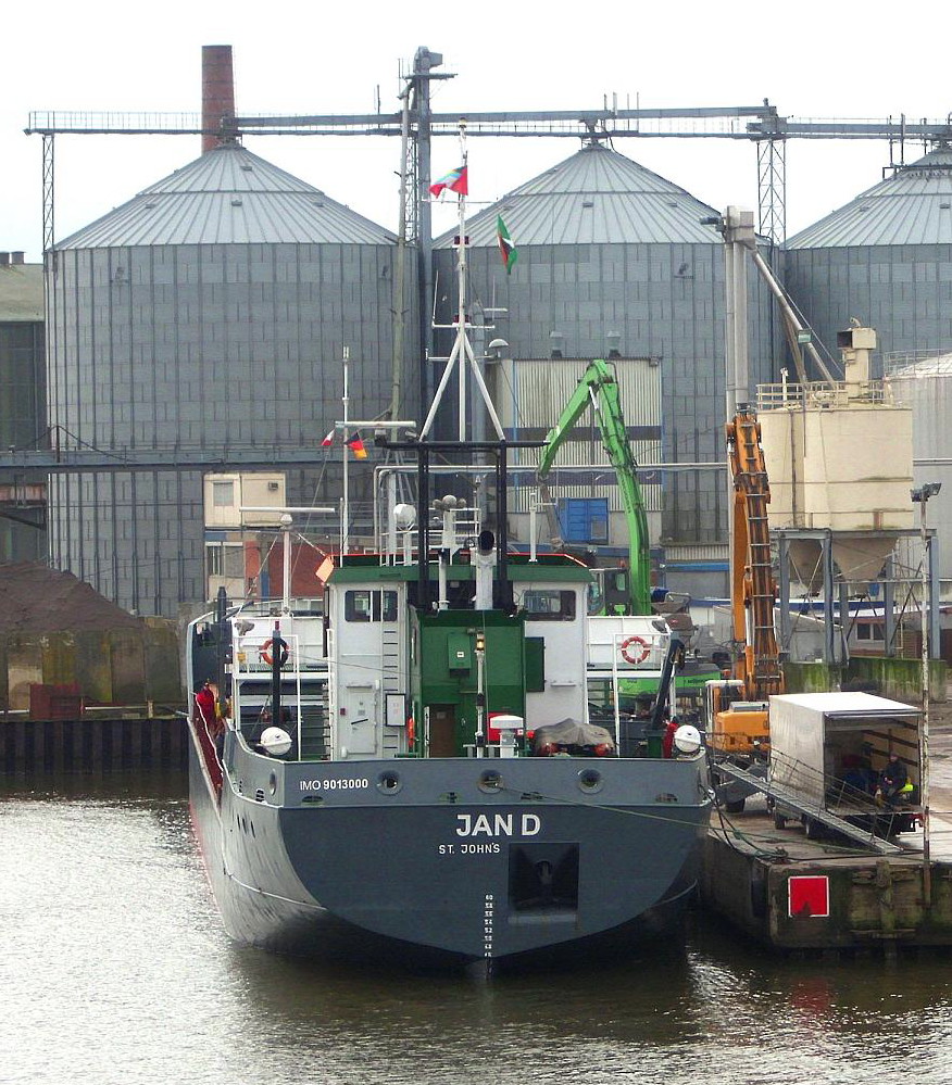 Blick auf das Heck der MS JAN D, IMO 9013000, von der Eric Warburg Brcke in Lbeck... Aufgenommen: 24.2.2012