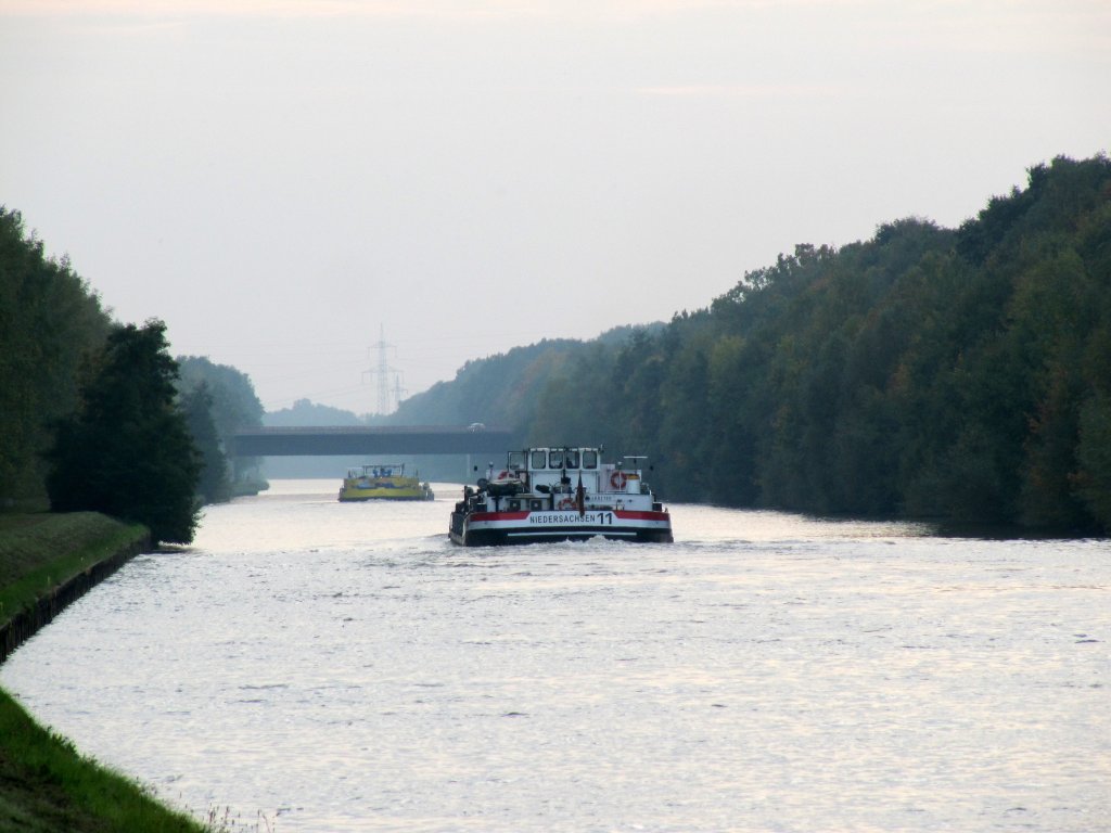 Blick auf den Mittellandkanal mit Heckansichten von MS Niedersachsen 11 und im Hintergrund TMS Asterode am 05.10.2010 bei Wedesbttel. Die Schiffe fahren Richtung Braunschweig (BS).