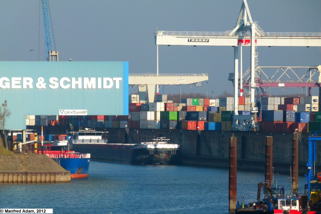 Blick in den Duisburg-Ruhrorter Sdhafen. Am Kai des Containerterminals liegen die Binnenshiffe Vagebond und Jacobus (10.02.2012).
Jedes dieser Schiffe kann gut 400 TEU laden und hat eine Tonnage von ber 5.000 t.
Unter der Halle von Haeger&Schmidt liegt ein Kmo; hier knnen nsseempfindlicher Gter umgeschlagen werden.