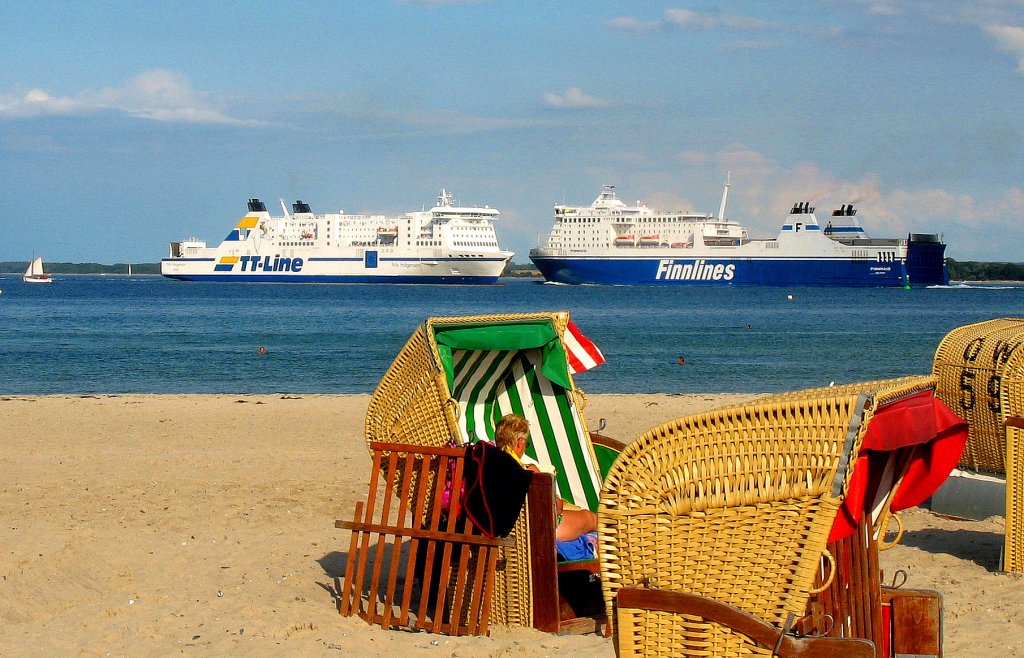 Blick vom Lbeck-Travemnder Kurstrand zur einlaufenden MS NILS HOLGERSSON IMO 9217230 und auslaufenden FINNMAID IMO 9319466 auf dem Weg nach Danzig... Aufgenommen: 22.8.2009 16:56 Uhr.