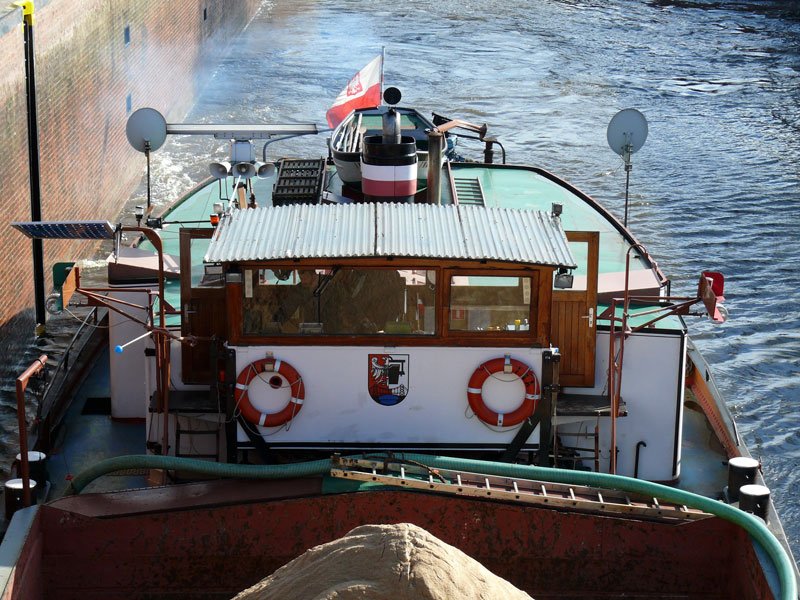 Blick von oben zur Brcke des polnischen Binnenfrachtschiffes INA, Ozimek (ehem. Malapene, Oberschlesien) in der Donnerschleuse; Elbe-Lbeck-Kanal, 21.03.2010
