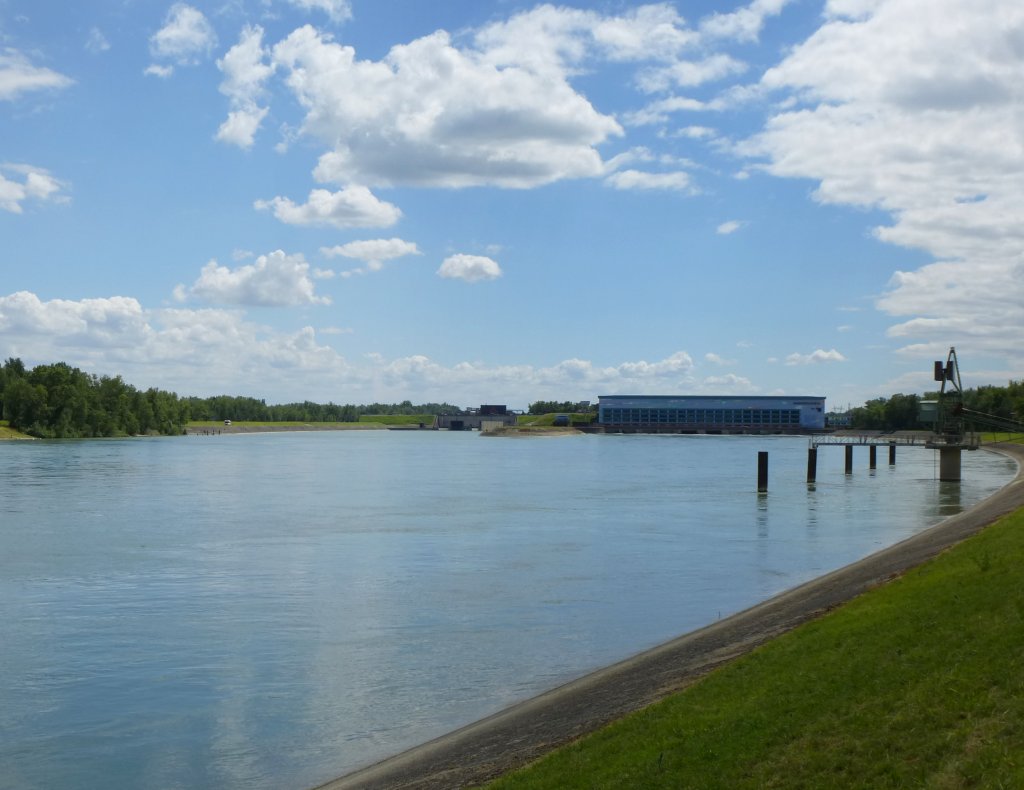 Blick rheinaufwrts zur Staustufe Marckolsheim, links die Schleuse, rechts das Kraftwerk, Juni 2013