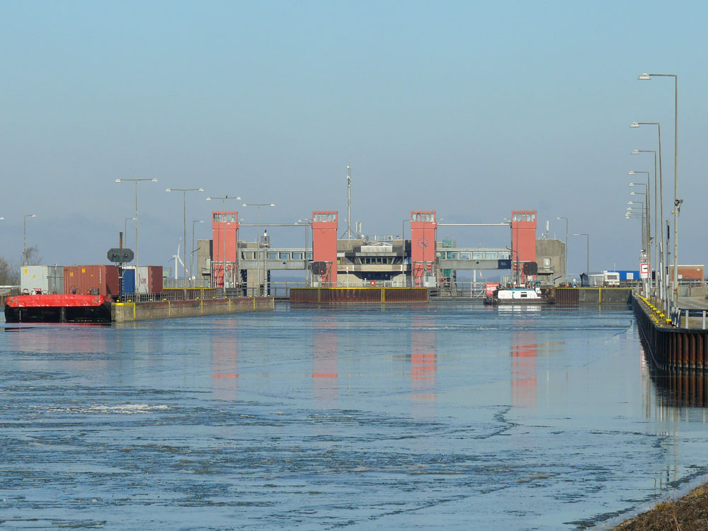 Blick von Sden auf das Schiffshebewerk Scharnebeck; Elbe-Seitenkanal; 28.01.2011
