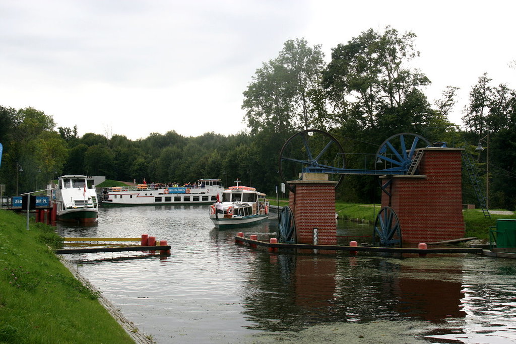 Blick über den Hafen Buczyniec am Oberländischen Kanal. Im Vordergrund sind die Umlenkscheiben für den Rollberg zu sehen; 10.09.2017