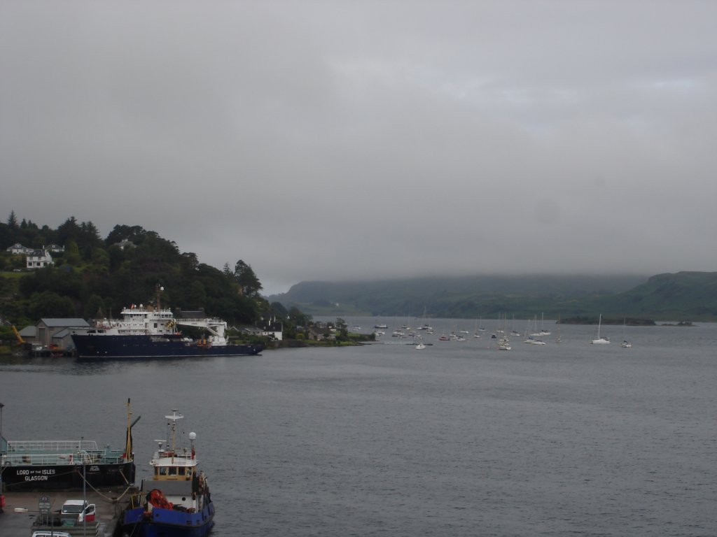 Blick ber den Hafen von Oban mit einem Frachtschiff der Calodian MacBrane