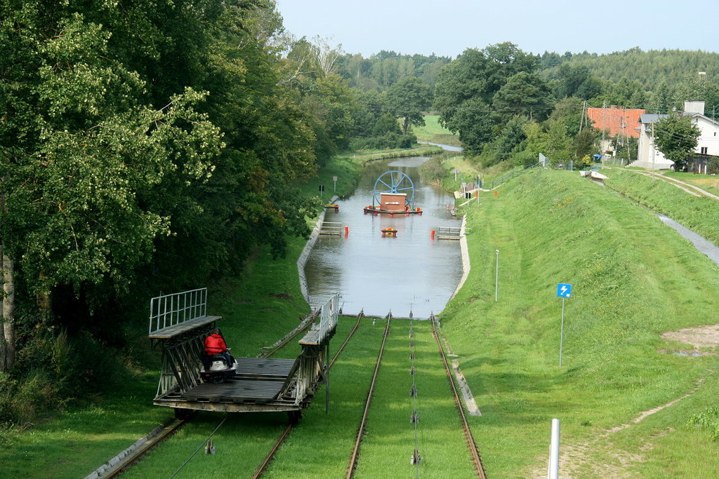 Blick über den Rollberg Jelenie am Oberländischen Kanal. Während unsere M/S  Marabut  bergwärts gezogen wird, transportiert der talwärts fahrende Trogwagen ein Jetski; 09.09.2017