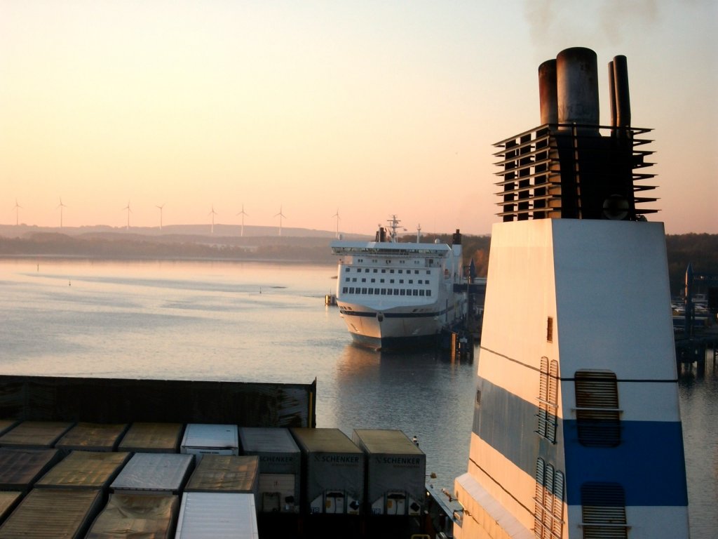 Blick ber das Wetterdeck des FS FINNMAID hinber zum Skandinavienkai, wo bereits FS Peter Pan festgemacht hat. 31.10.09 ca. 07.45