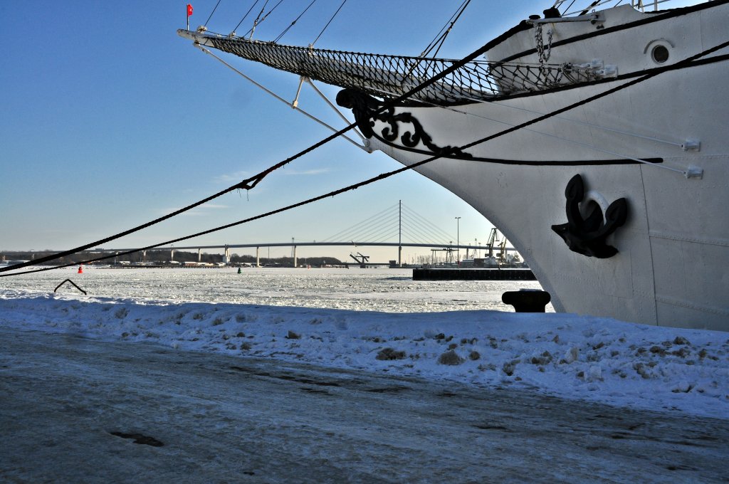 Blick in den winterlichen Hafen von Stralsund, an der Gorch Fock I vorbei in Richtung Rgenbrcke, 25.01.2010