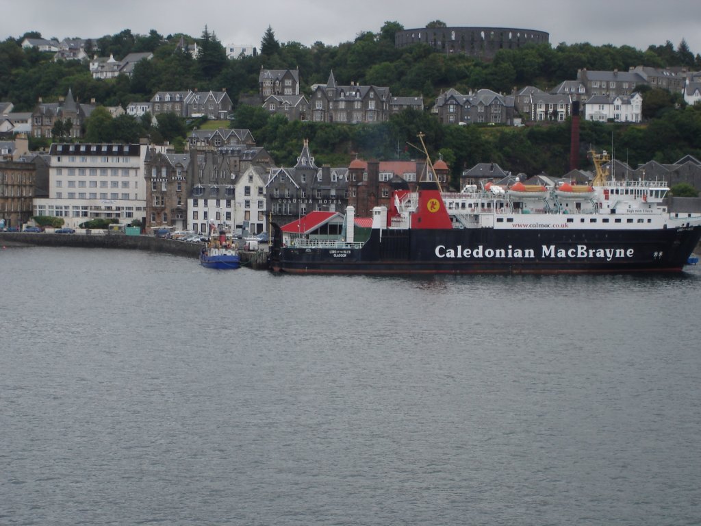 Blick zum Fhrhafen von Oban mit einem lteren Fhrschiff der Calodian MacBrane