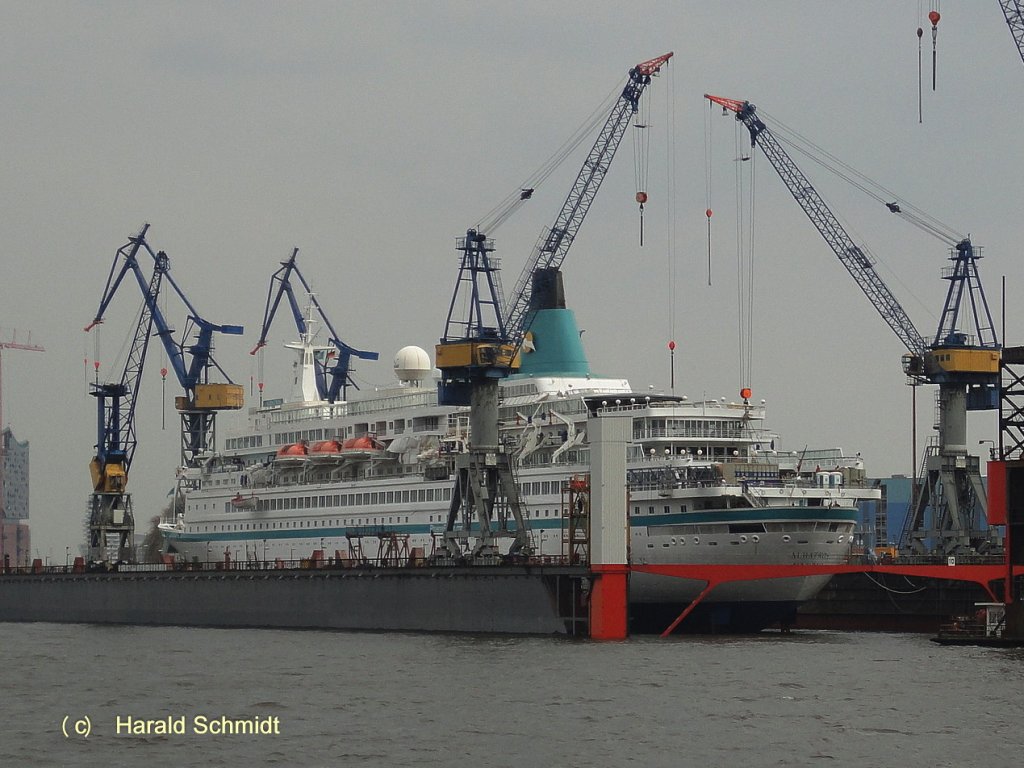 Blohm + Voss Dock 10 am 16.4.2013 mit ALBATROS beim Ausdocken / Schwimmdock / L 287,5 m, B 44,2 m, Tg 10,21 m / fr Schiffe bis 130.000 dwt / Hebekapazitt: 50.000 t / Krne: 2 x 35 t, 2 x 15 t / ALBATROS (IMO 7304314) Kreuzfahrer / BRZ 28518 / La 205,46 m, B 25,2 m, TG 7,55 m / 4 Wrtsil-Diesel, 15840 kW, 22 kn / max. 830 Pass. / ex-Namen: ROYAL VIKING SEA (1973-1991), ROYAL ODYSSEY 1991-1998), NORWEGIAN STAR 1998-2003), CROWN 2002-2004), ALBATROS (2004-) / 1973 bei Wrtsil, Helsinki / 1983 verlngert, 2005 neue Motorenanlage / 