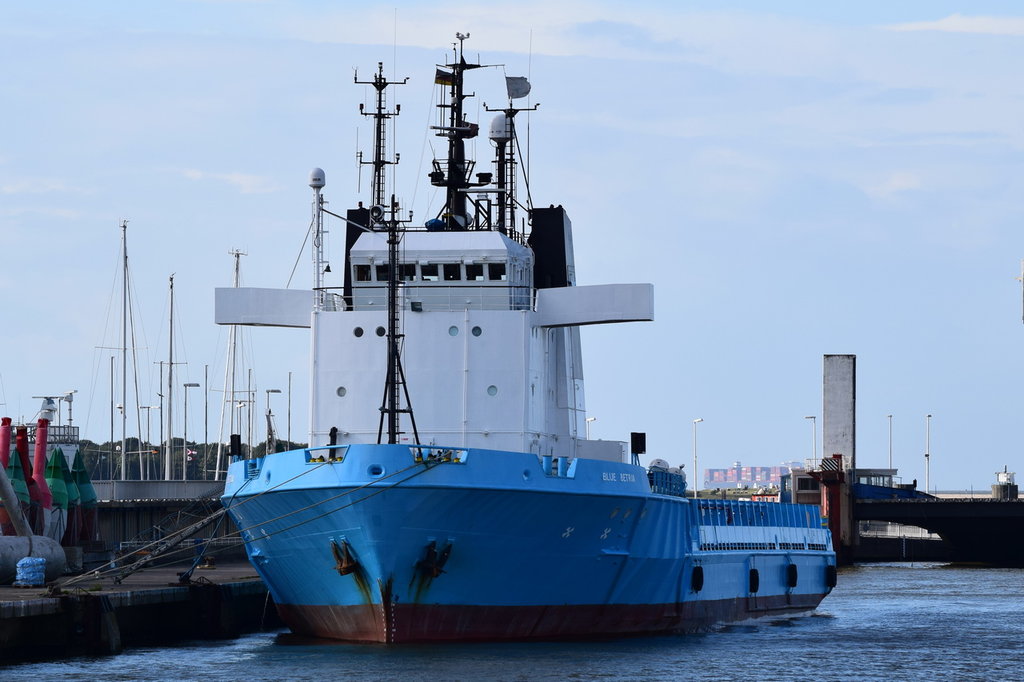 BLUE BETRIA , Versorgungsschiff , IMO 8119637 , Baujahr 1983 , 80.77 × 18.02m , 11.09.2017 Cuxhaven