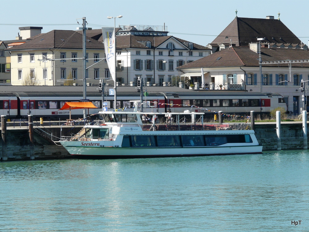 Bodensee -  Am Warten ist die MS Seestern im Hafen von Romanshorn am 02.04.2011 