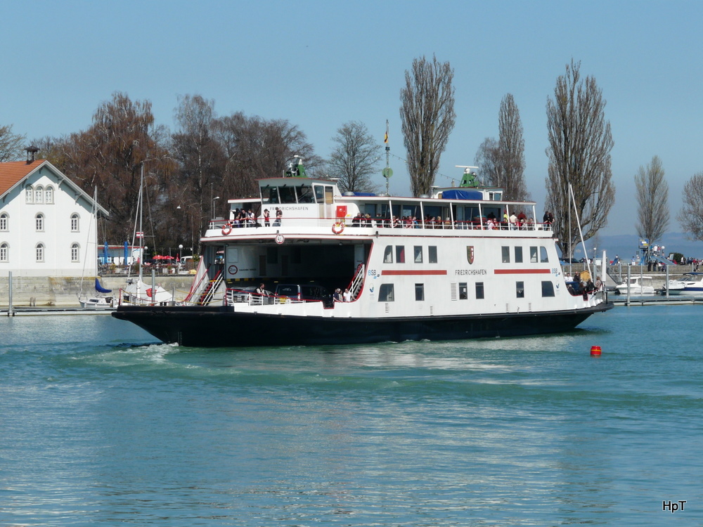 Bodensee - In Romanshorn unterwegs die Autofhre MS Friedrichshafen bei der Ausfahrt aus dem Hafenbecken in Romanshorn am 02.04.2011