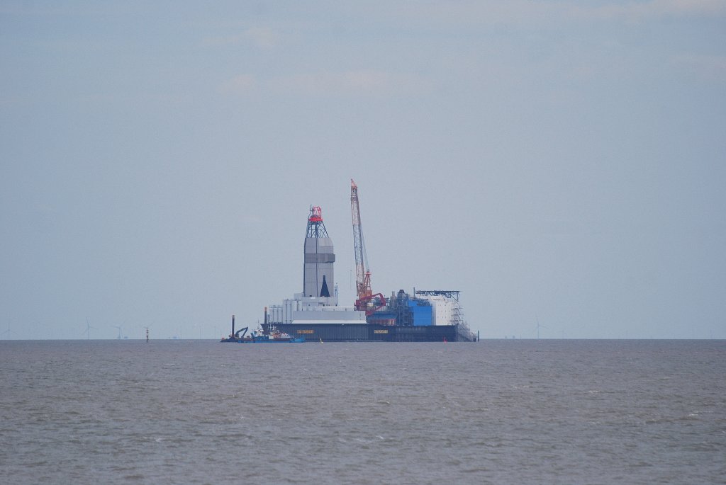 Bohr- und Frderinsel Mittelplate A in der Nordsee aufgenommen vom Fahrgastschiff Lady von Bsum am 13.06.11