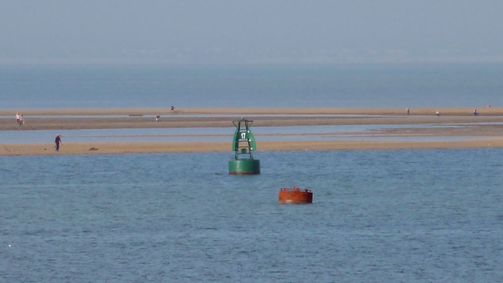 Bojen vor einer Sandbank in Hainan, China (Yangpu, 26.7.10)