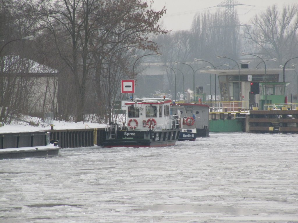 Boot Spree der Berliner Schifffahrtspolizei liegt v.d. alten Schleuse Charlottenburg. 24.01.2010